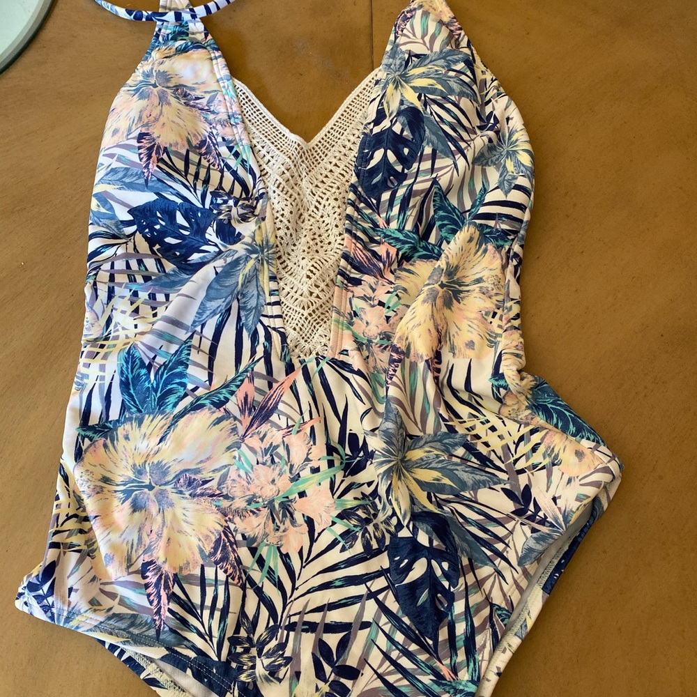 Roxy Swimsuit Brand New size medium